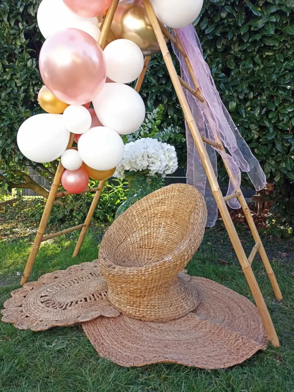 Décor coin photobooth - arche ballons et fauteuils rotin – Image 8
