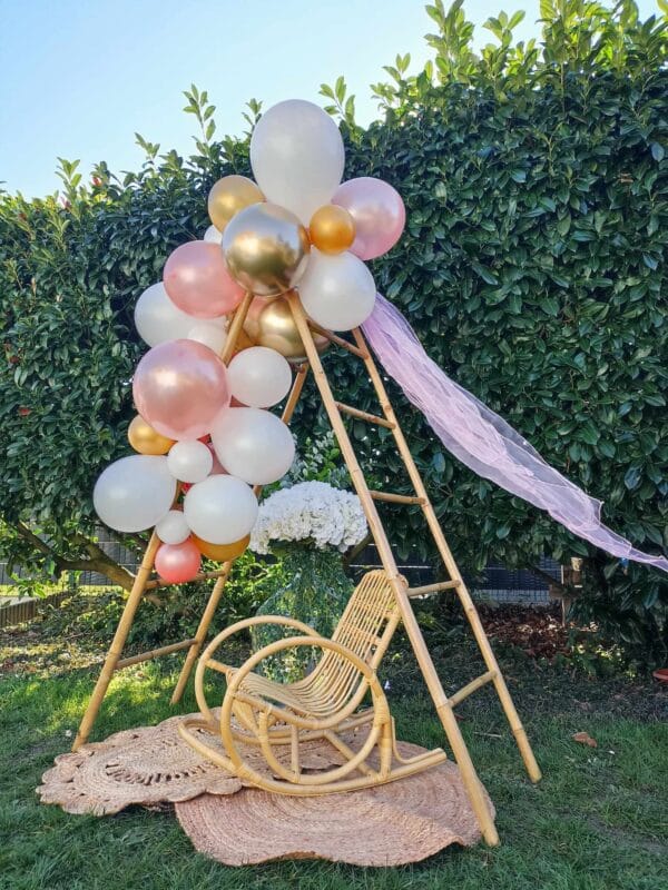 Décor coin photobooth - arche ballons et fauteuils rotin – Image 7