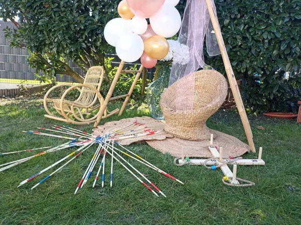 Décor coin photobooth - arche ballons et fauteuils rotin – Image 6