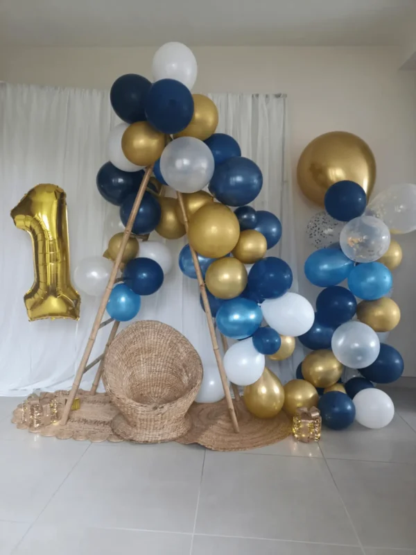 Décor coin photobooth - arche ballons et fauteuils rotin – Image 2
