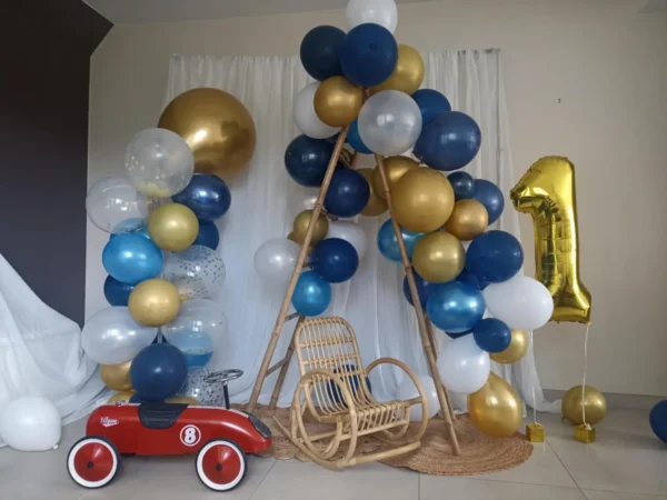 Décor coin photobooth - arche ballons et fauteuils rotin