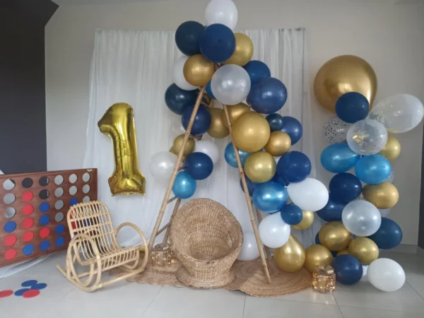 Décor coin photobooth - arche ballons et fauteuils rotin – Image 5