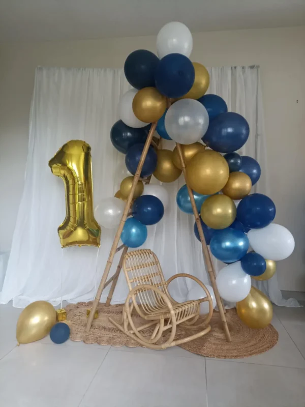 Décor coin photobooth - arche ballons et fauteuils rotin – Image 3
