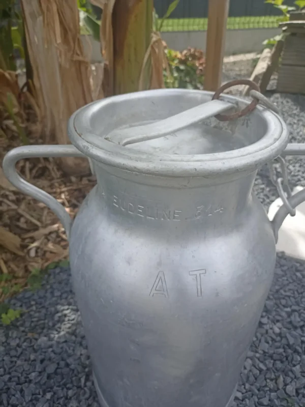 Pot à lait en métal - grand format – Image 2